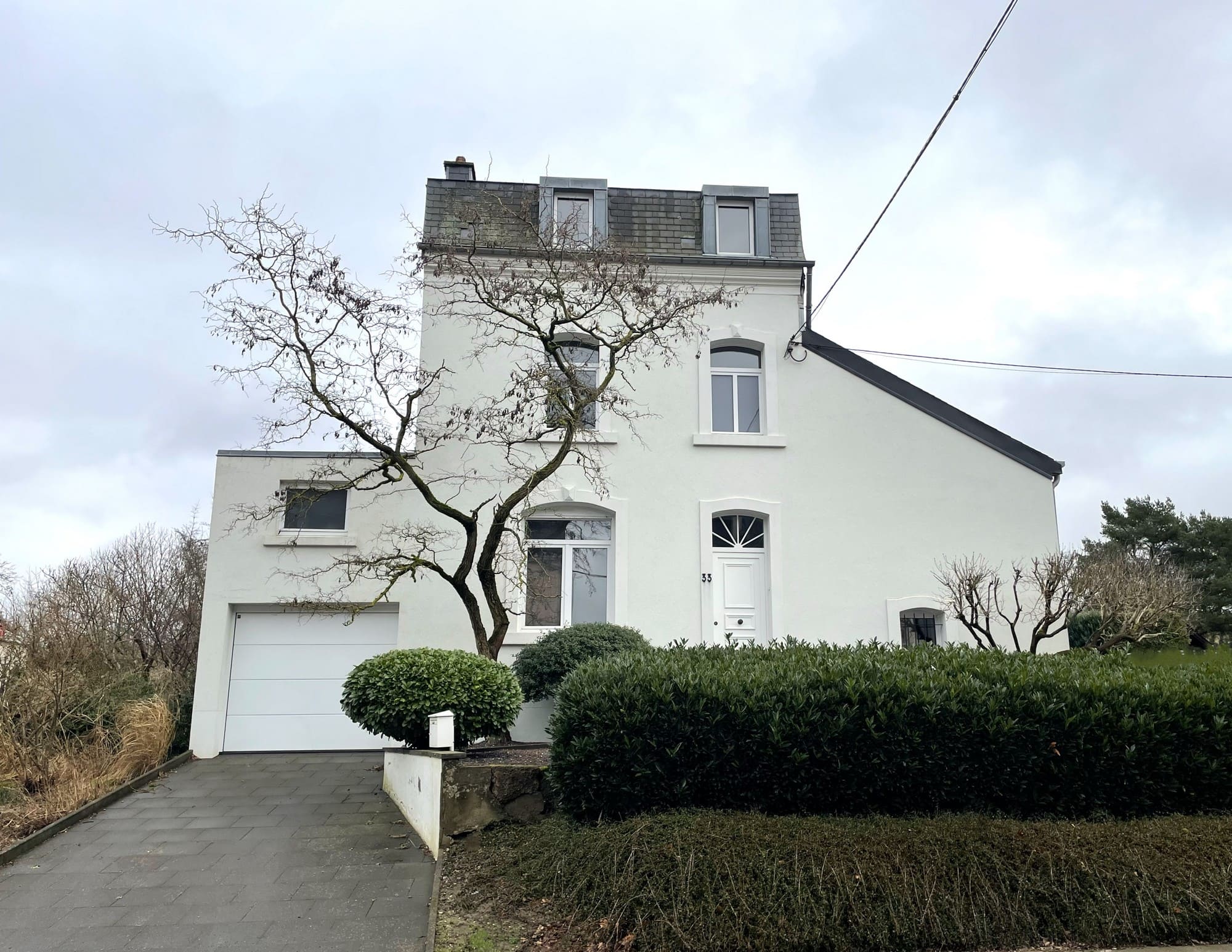 Maison d'habitation avec jardin et garage